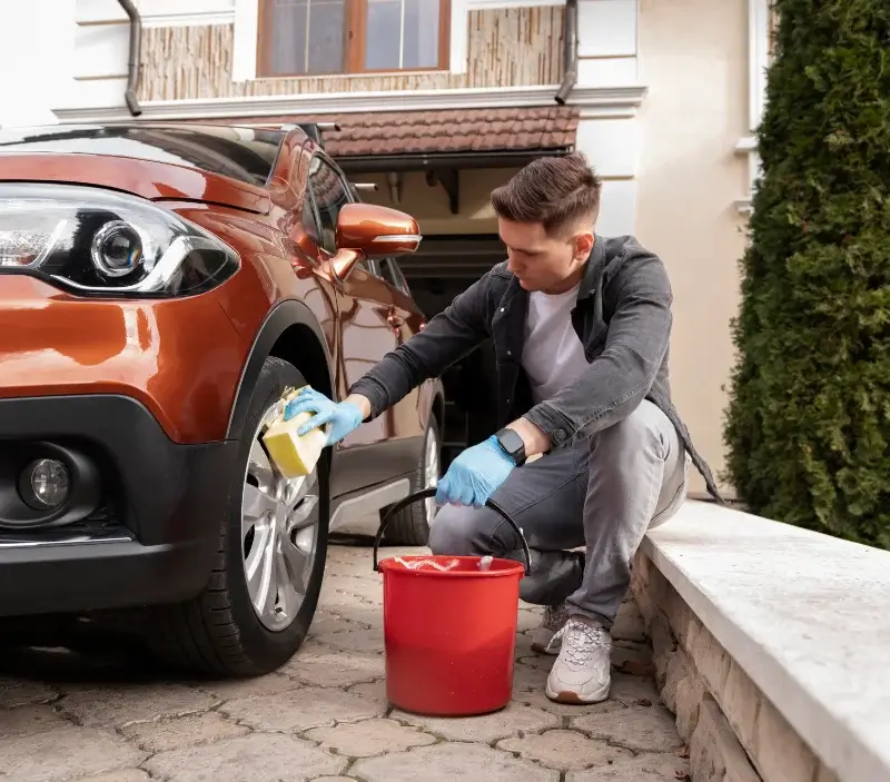 Lavage auto à domicile Saint-Martin-des-Landes : professionnel intervenant sur un véhicule